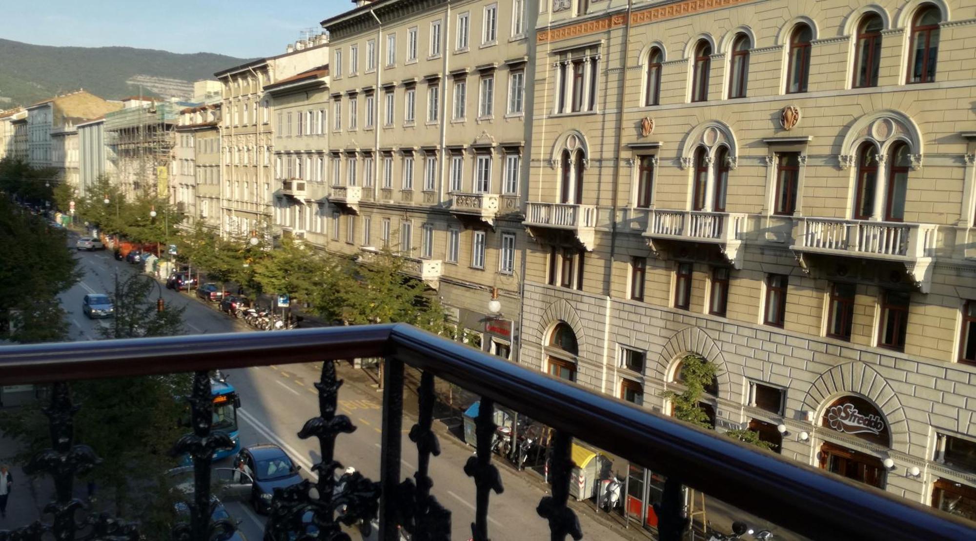 Trieste Center Rooms & Apartments - Fiori Di Trieste Exterior photo